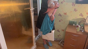 Carrying and masturbating the tranny till cums