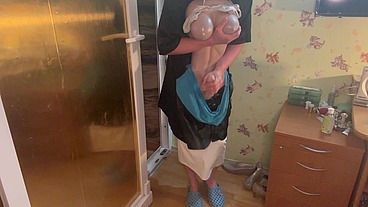 Carrying and masturbating the tranny till cums