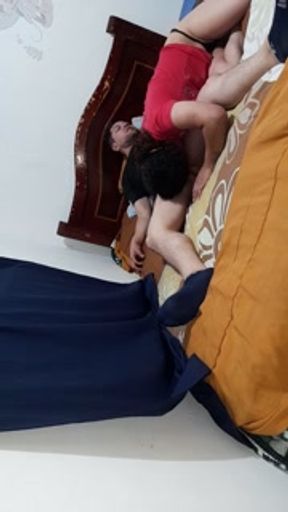 Pareja disfrutando de un buen sexo en casa