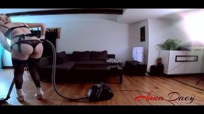 je fais mon menage en soubrette sexy en manque de sexe partie 1