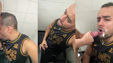 Hoje eu tomei tanto mingau de leite na madrugada, esses machos saem com tesão de casa e no banheirão aliviam.