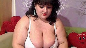 BBW beauty shakes her big ass while dancing on cam
