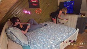 belle-mere chauffe un beau-fils pendant pac-man : il la baise et remplit sa chatte avant de manger son sperme