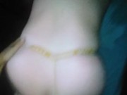 Cogiendo parados a mi novia con su hilo amarillo de lado por la noche