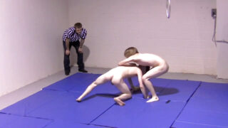 Filme BDSM de jovens gays recebendo sexo anal.