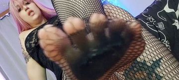 Footfetish in fishnets from a pink-haired princess