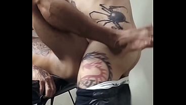 Metendo de frango em cima da mesa