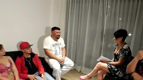 terapia de grupo se transforma en terrible orgia , todos los pacientes se cojen a la psicologa