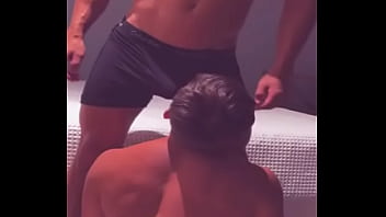 El hetero despechado del bar se deja mamar la polla piensa que soy su novia