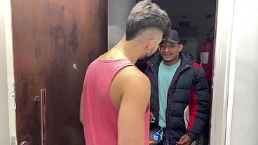 RECEBI UMA ENTREGA E PEDI PRO ENTREGADOR SUBIR. ELE ME COMEU COMO PAGAMENTO E AINDA ME DEU LEITE NA BOCA. - COMPLETO
