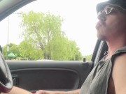 Conductor Uber masturba en su coche su enorme polla mientras un extraño se acerca a mamarlo