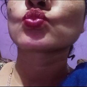 Indian bhabhi give sexy lips kisses to all her fans