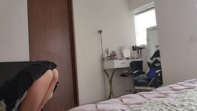 karol smith va de sexy sirvienta con el amigo de su novio para cogerlo