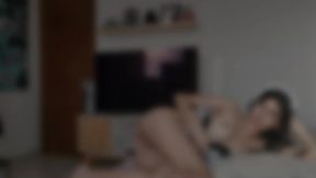 karol smith va de sexy sirvienta con el amigo de su novio para cogerlo