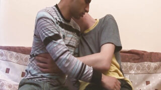 Hai chàng trai trẻ hư hỏng cho nhau quan hệ bằng miệng và bằng tay trước khi quan hệ tình dục trần truồng với dương vật to.