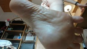 Big giantess with dirty feet avi