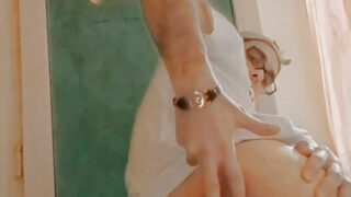 Cuplikan POV seorang gadis solo yang sedang masturbasi, menampilkan pria kulit putih Eropa dewasa sedang masturbasi.