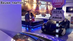 marido viajou e ela resolveu aprontar: chamou dois. um para filmar e outro para trepar, e depois mandar o video para o corno.
