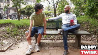 巨根のダニー・コリンズはパパの医者に舐められ、アナルを生で突かれる