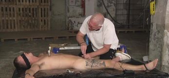 Sebastian Kane sucks and rubs his captive to the edge