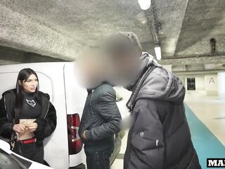 ¡Puta colombiana follada duro en un estacionamiento por rayar el auto de mi'migo!