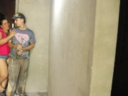 Albañil me deja mamar su polla de 20 cm casi nos pillan