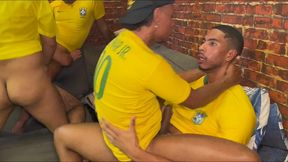 machos torcendo pelo brasil e comemorando com grande orgia gay - 02