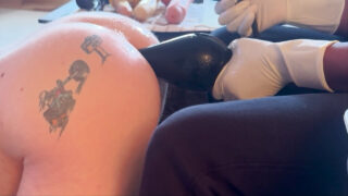 Қолғап киген әуесқой британдық жезөкше дөрекі анальды ұрады және жұдырықтайды