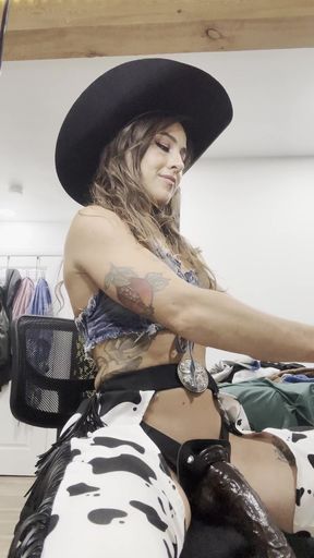 OnlyFans model shows off her big ass and tits
