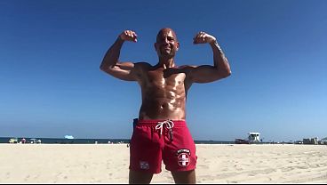 MAXXX LOADZ FLEXING AT THE BEACH