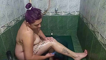 encuentro video en el celular de mi mejor amiga depilando su coño peludo y caliente