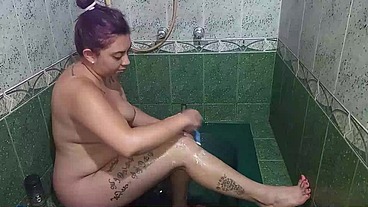 encuentro video en el celular de mi mejor amiga depilando su coño peludo y caliente