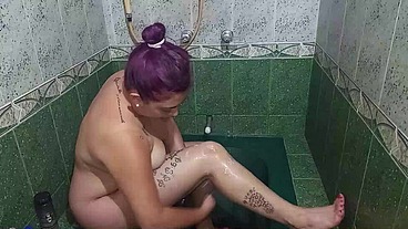 encuentro video en el celular de mi mejor amiga depilando su coño peludo y caliente