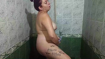 encuentro video en el celular de mi mejor amiga depilando su coño peludo y caliente