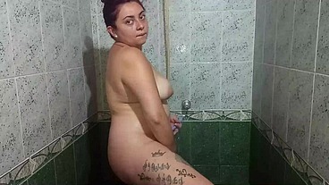encuentro video en el celular de mi mejor amiga depilando su coño peludo y caliente