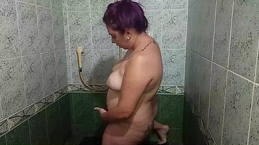 encuentro video en el celular de mi mejor amiga depilando su coño peludo y caliente