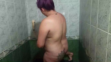 encuentro video en el celular de mi mejor amiga depilando su coño peludo y caliente