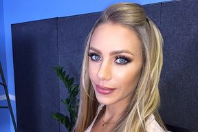 Nicole Aniston fucking in the couch with her tits vr porn