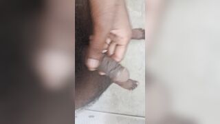 Shower me Hath se ling ko hilakar gira diya beez sir veshan