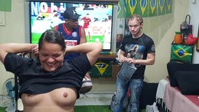 paty bumbum faz tatuagem com a buceta aberta e paga com a xereca . mirella mansur - alex lima - alemao tatuador