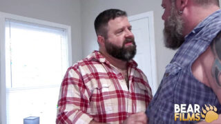 Blowjob, bar kondom, kys, slikke, behåret, fed – fetish hardcore video af bjørnetatoverede buttede homoseksuelle kneppet i røven