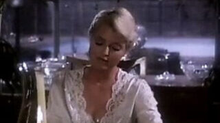 Les stars aux fesses généreuses Jody Maxwell et Juliet Anderson ont été sodomisées.