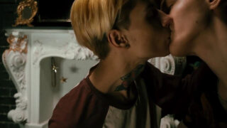 Hubené mladé polské tetované teenagerky kouří péra a dostávají anální sex