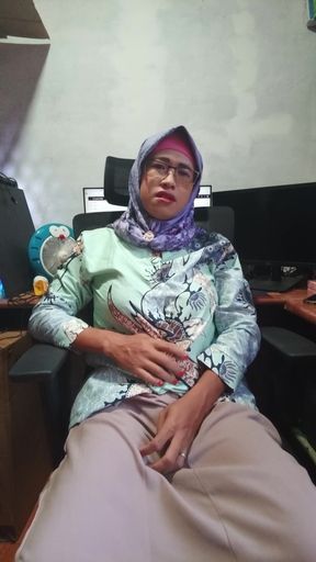 Stunning Big Tits Hijab Shemale Masturbate