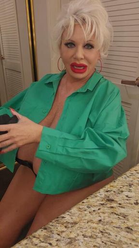 Fat Bimbo With A Mirror