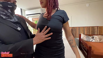 Marido corno assistindo a esposa num menage a trois na pr&oacute_pria cama