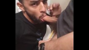 Servindo a v&aacute_rios machos desconhecidos no box do banheiro do metr&ocirc_ - COMPLETOS E EXCLUSIVOS NO RED