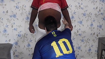 Batendo uma bola com o ursão -
