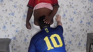 Batendo uma bola com o ursão -