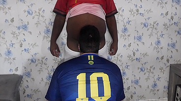 Batendo uma bola com o ursão -